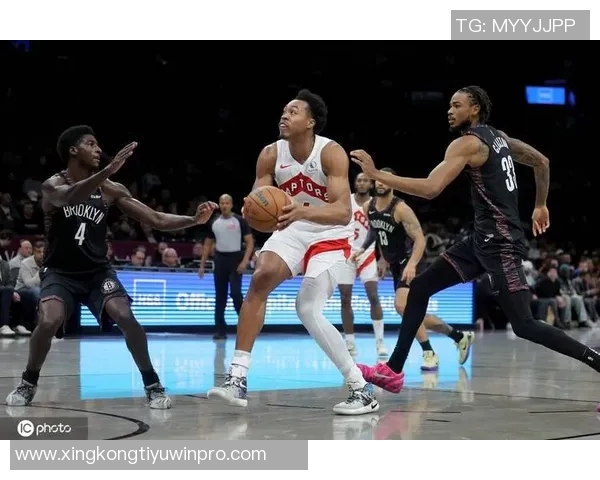 克拉克斯顿表现出色14投8中砍下21分8篮板4助攻2抢断2盖帽 克拉克斯顿表现出色14投8中砍下21分8篮板4助攻2抢断2盖帽